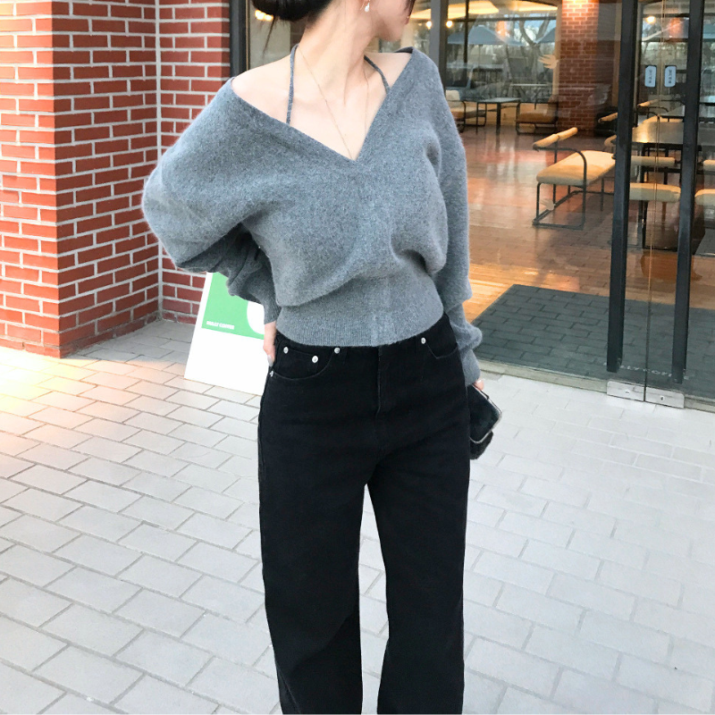 グレーのオフショル風ニットトップスを着用した正面スタイル