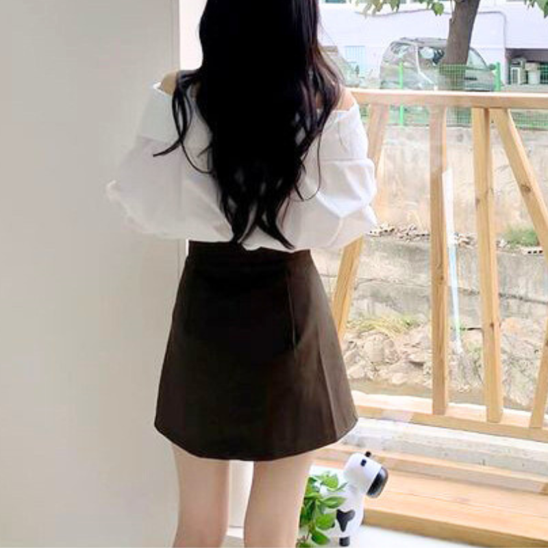 白オフショルブラウスの後ろ姿(ゆるシルエット)