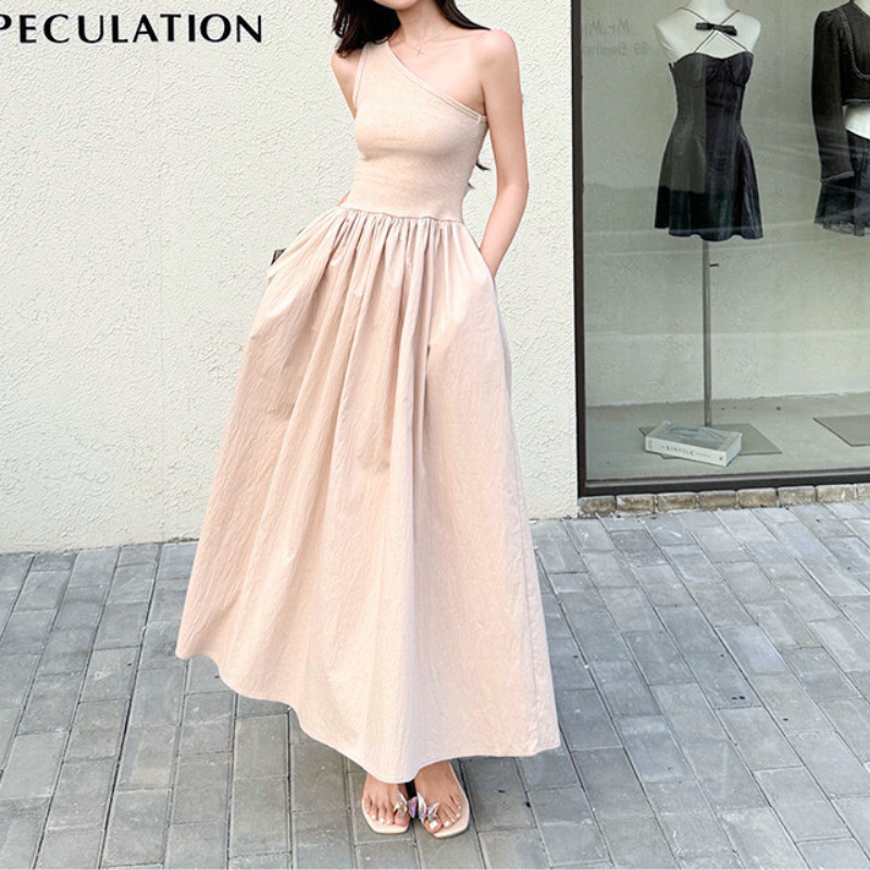 ショーウィンドウ前でポーズをとるピンクベージュワンピース