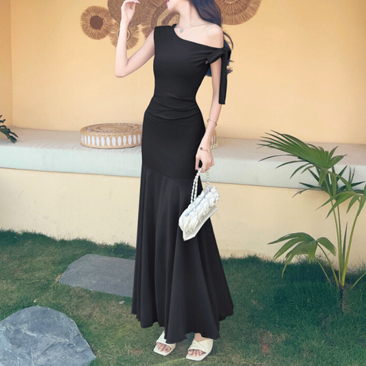 ワンショルダーで肩を美しく魅せる黒のマキシワンピース全身カット