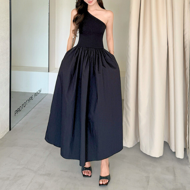 室内で撮影されたブラックのワンショルダーワンピース