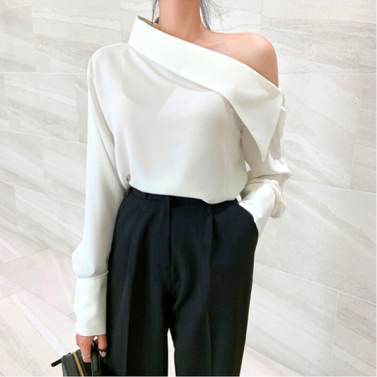 ホワイトのワンショルダーブラウスを正面から撮影し華奢な鎖骨ラインを強調する大人コーデ