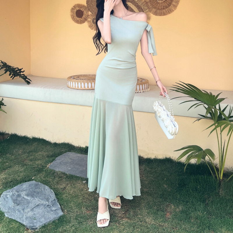 緑の芝生に映えるワンショルダーマキシドレス