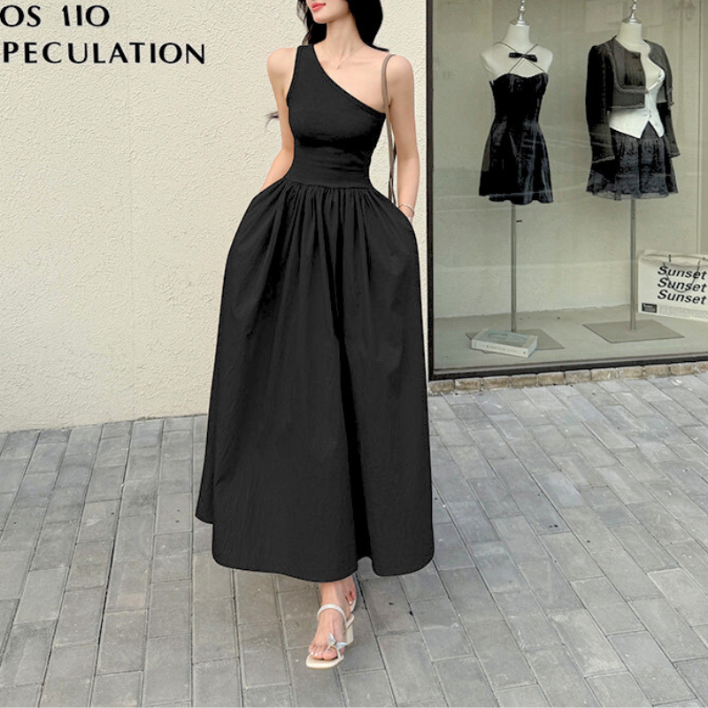 ブラックワンショルダーワンピを夏デートに着ていく女性