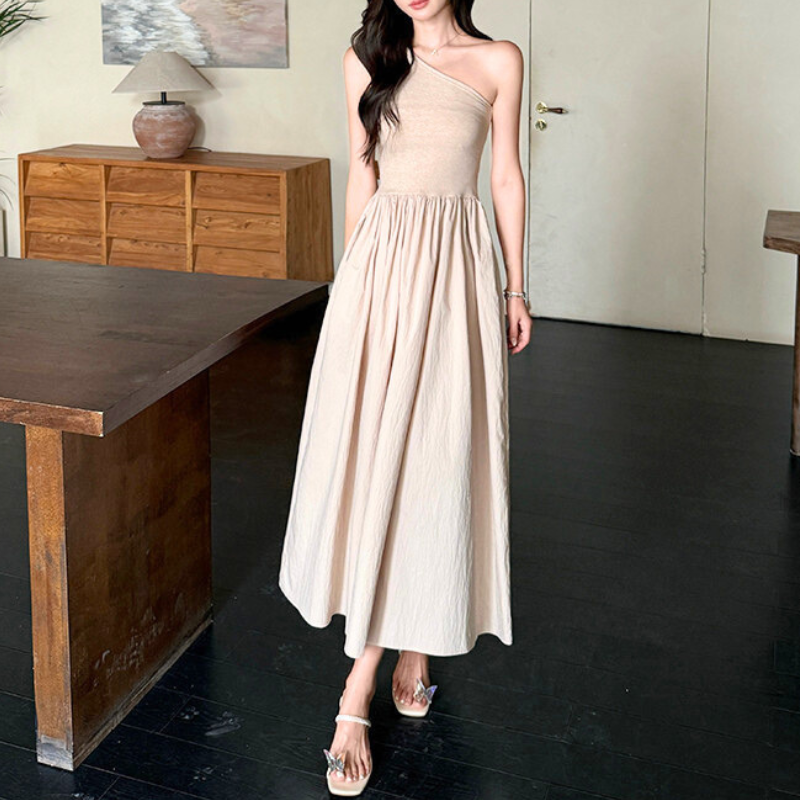 木目床の室内で着こなすワンショルダーロングワンピ