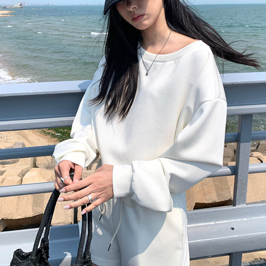 アイボリーの春夏セットアップ着用(海沿い・上半身)