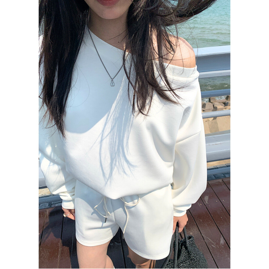 アイボリーのワンショル風トップス×ショートパンツ セットアップ着用(上半身寄り)