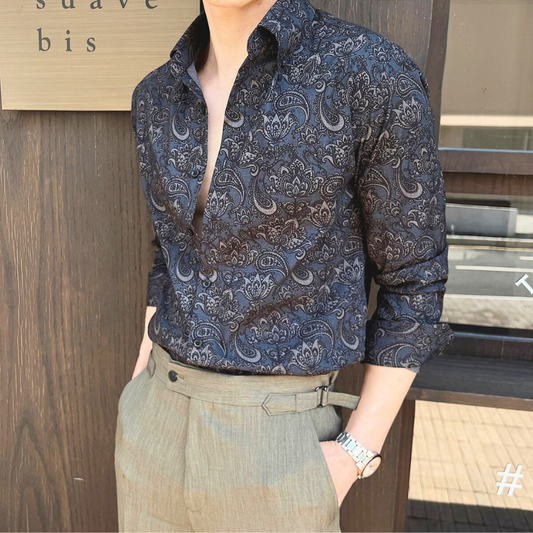 ネイビーのペイズリー柄シャツを着た男性 正面アップ