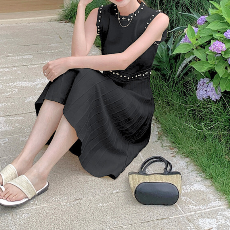 ブラックのノースリワンピースで大人っぽい座りポーズ