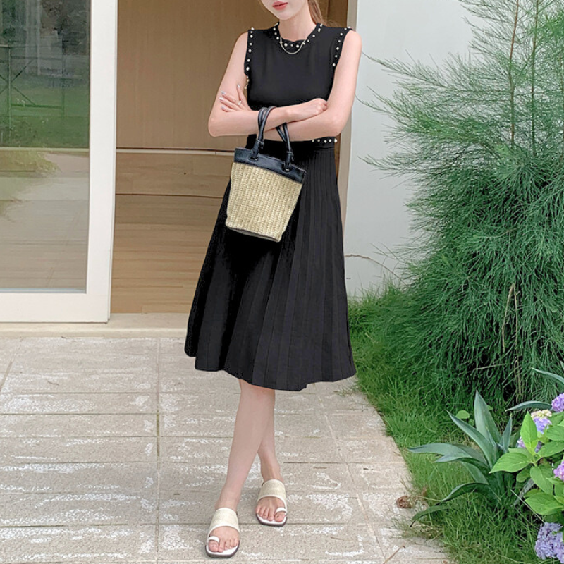 ブラックのニットワンピースをカゴバックと合わせた夏デートコーデ