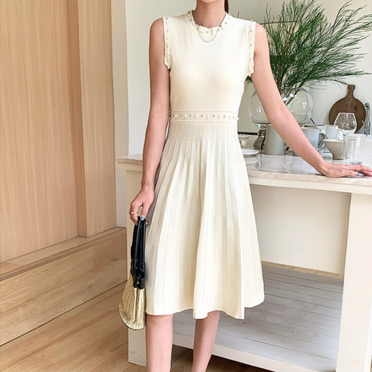 ホワイトのパール付きノースリーブニットワンピースを正面から撮影した立ち姿