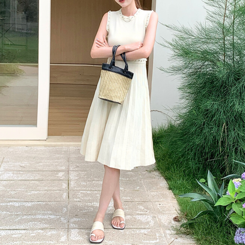 ホワイトのワンピースで涼しげな夏のデート服コーデ