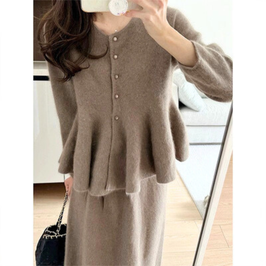 ペプラムシルエットが映えるニットセットアップ 正面スタイル