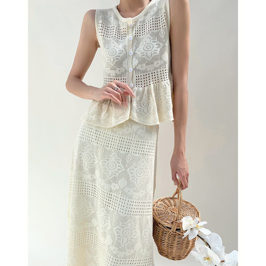 ペプラムシルエットが可愛い編みトップス