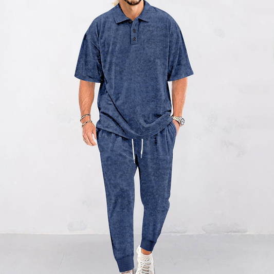 ネイビーの半袖ポロ×ジョガーセットアップを着用した男性の全身コーデ