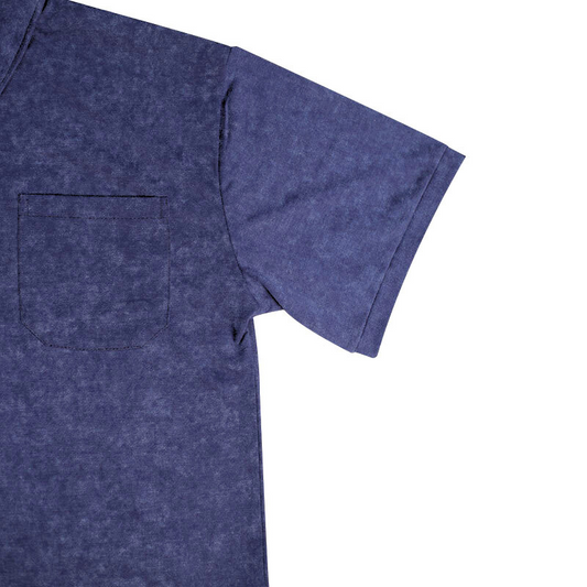 ネイビーのピグメント加工ポロシャツの袖アップ