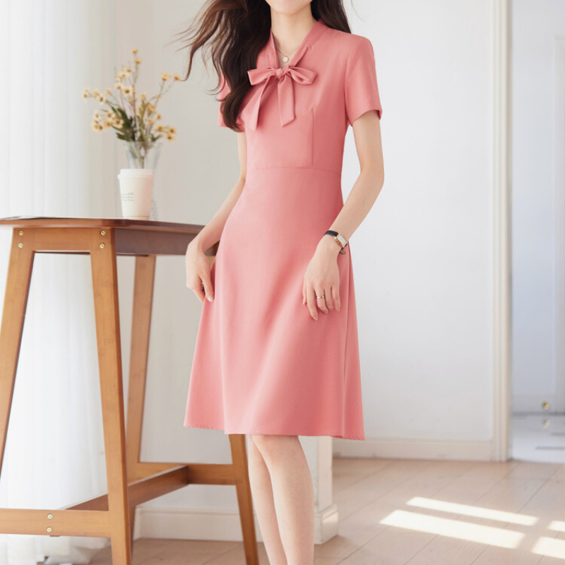 ピンクワンピースで女性らしさを演出