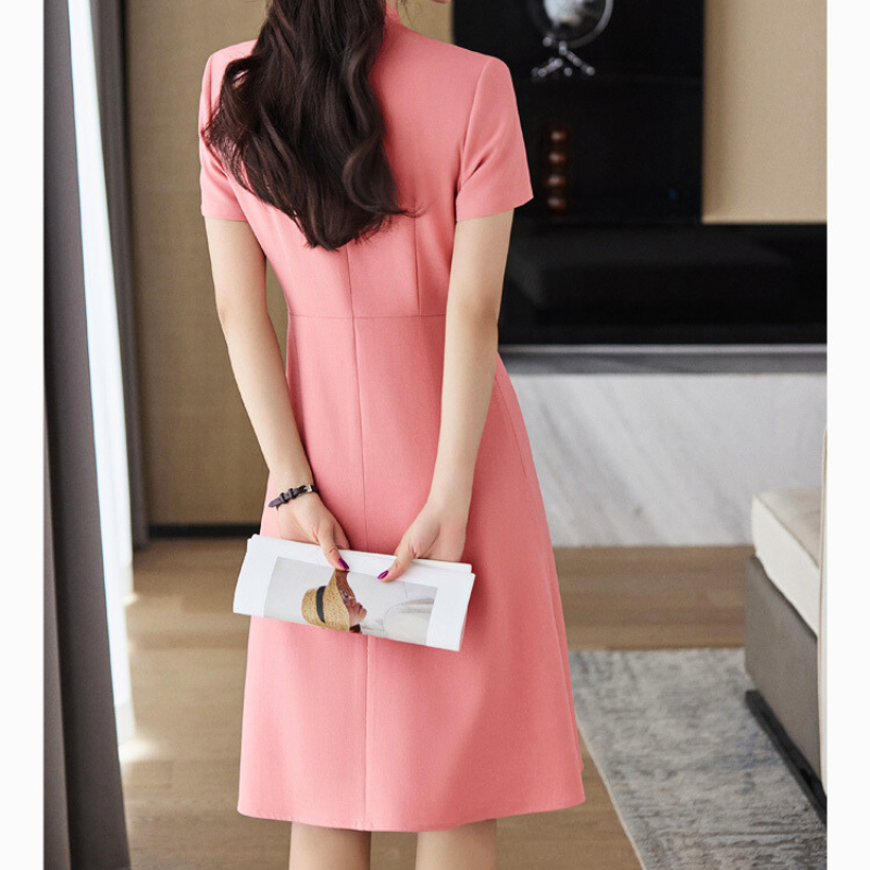 ピンクワンピースの後ろ姿と美シルエット