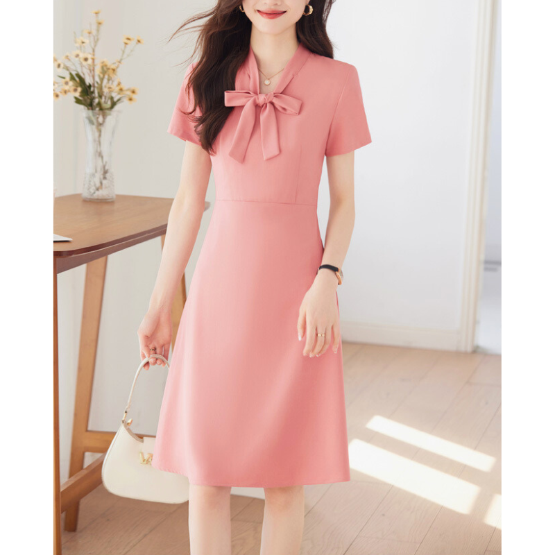 ピンクの夏ワンピースで微笑む女性