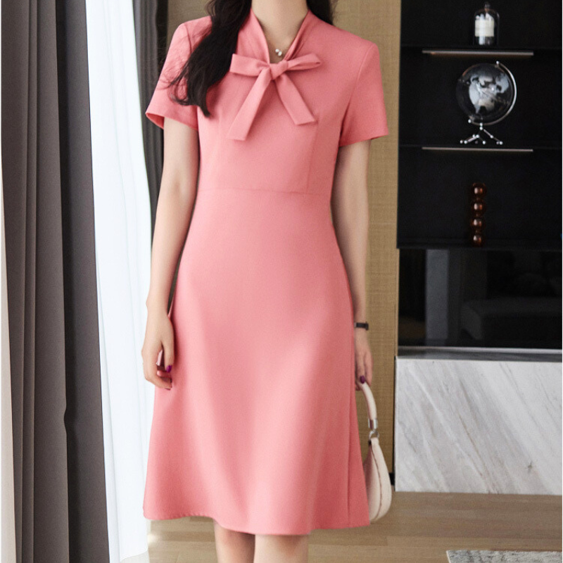 ピンクのガーリーなボウタイワンピース