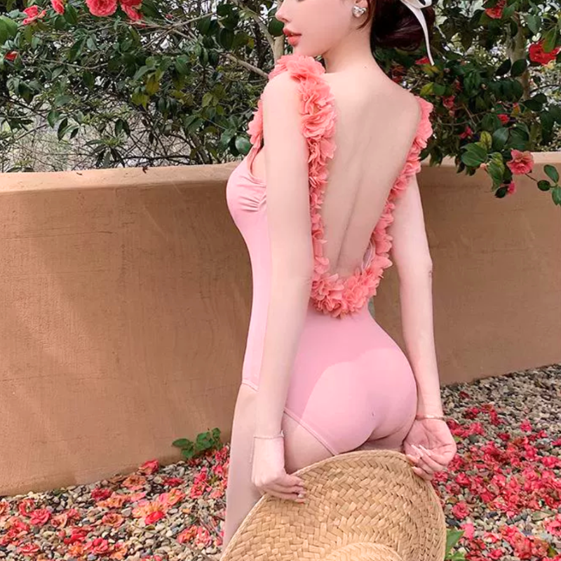 ピンクのフラワーフリルが映えるバックレスデザイン水着で魅せる後ろ姿