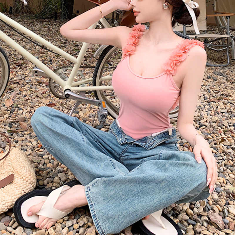 サイドから見たピンクワンピ水着でボディラインを綺麗に魅せる