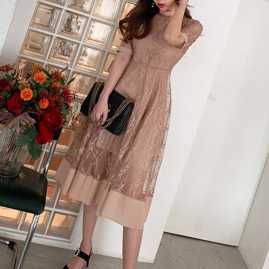 ペチコート付きで安心の肌見せを実現するピンクのハイネックレースシアーフレアワンピース