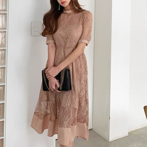 正面から見たピンクのハイネックレースシアーフレアワンピース ペチコート付。柔らかな色合いが上品