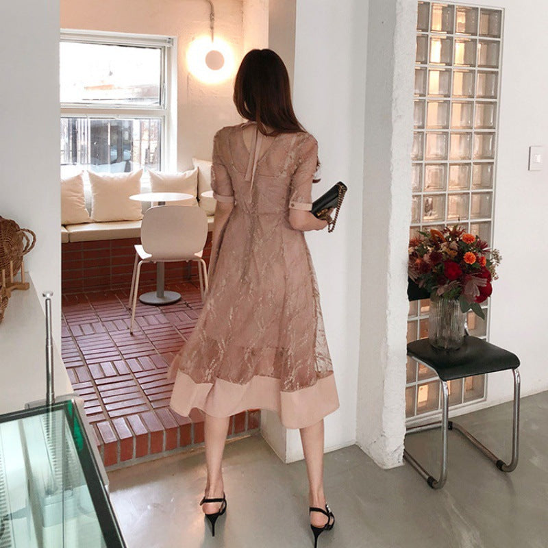 背中のリボンが華やかなピンクハイネックレースワンピースを後ろから撮影。V字カットで色っぽさをプラス