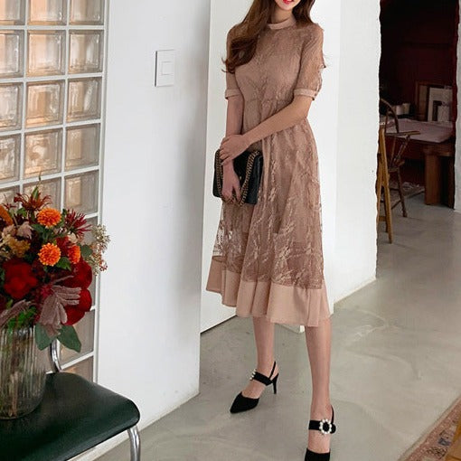 パーティーや発表会に映えるふんわりAラインのピンクシアーワンピース。スタイルアップ効果あり