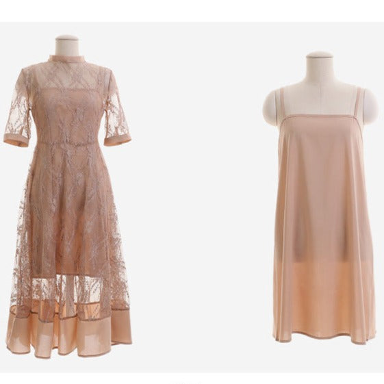 上品な透け感を強調するピンクシアーワンピースが華やかな会場で映える様子を正面アップで撮影