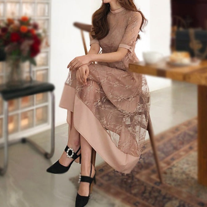 半袖のレースが程よい透け感を演出するピンクシアーフレアワンピースを斜めから撮影