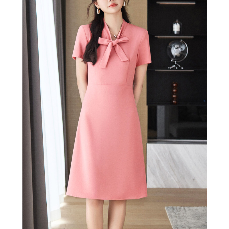 ピンクのワンピースを爽やかに着こなす