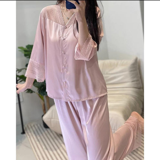 レース袖を広げた姿がエレガントな、大人可愛いルームウェアカット