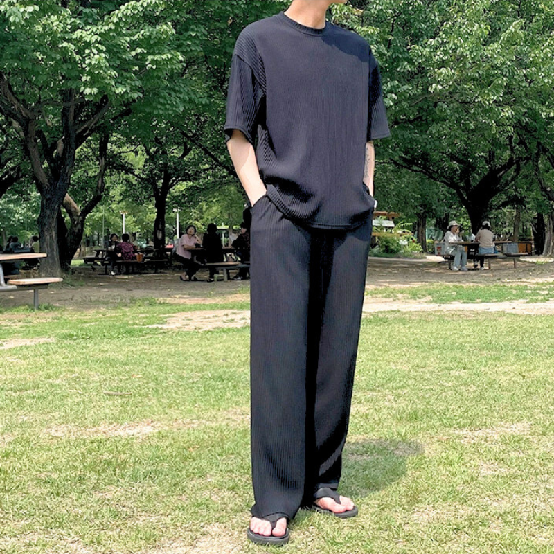 黒のロングパンツセットアップを前から見たリラックスシルエット