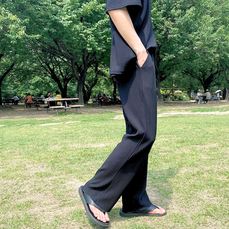 黒のロングパンツセットアップを横から撮影したスタイル