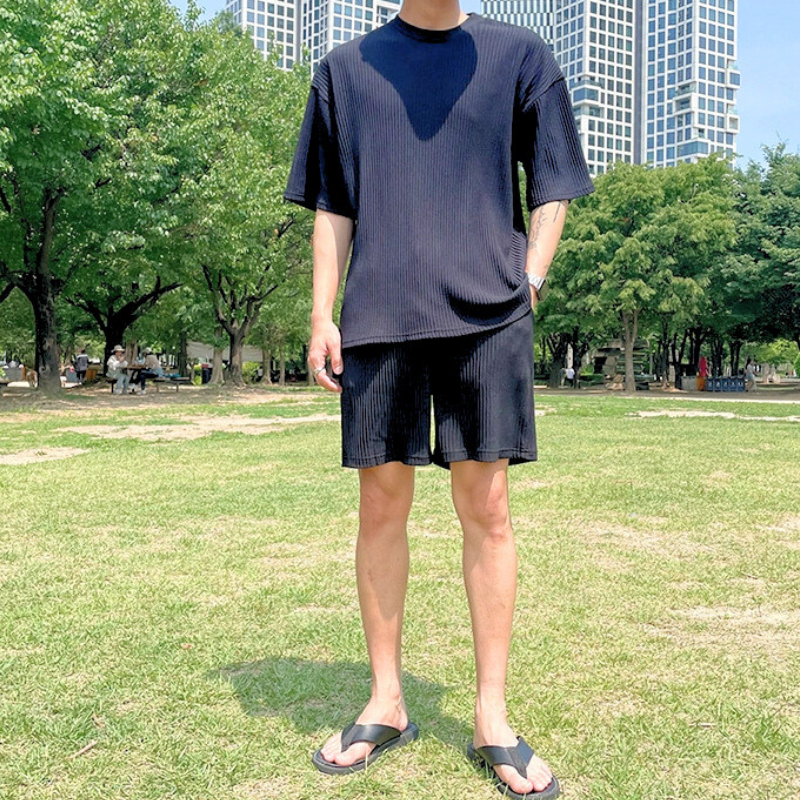 黒のプリーツセットアップ(ショートパンツ)前からの全身カット
