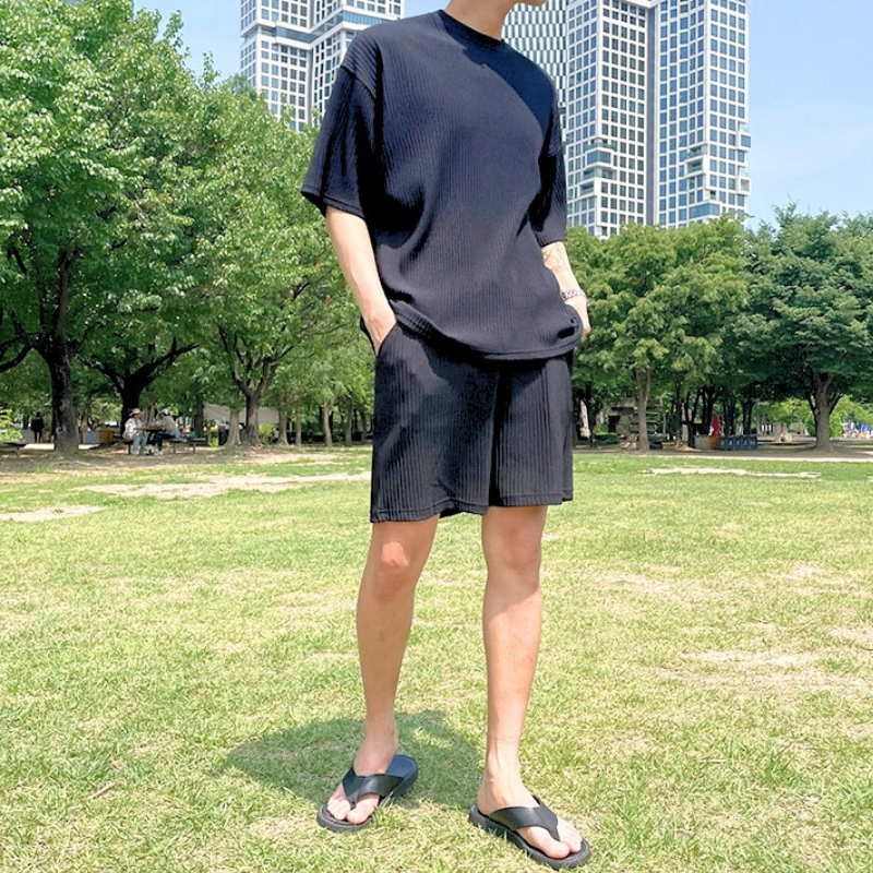 黒のショートパンツセットアップをサイドから見たスタイリング