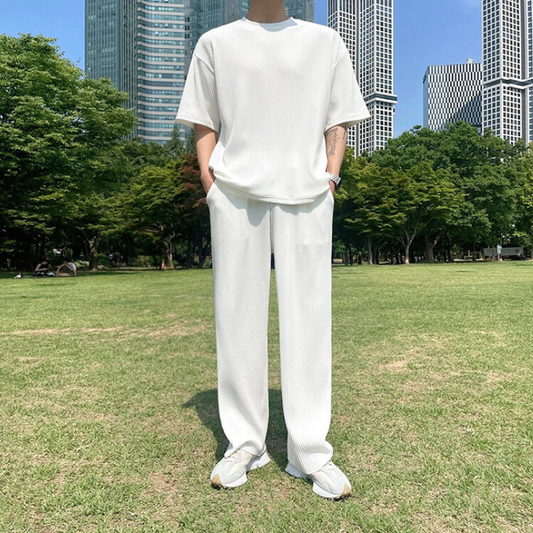 爽やかな白コーデで夏の街並みに映える全身ショット