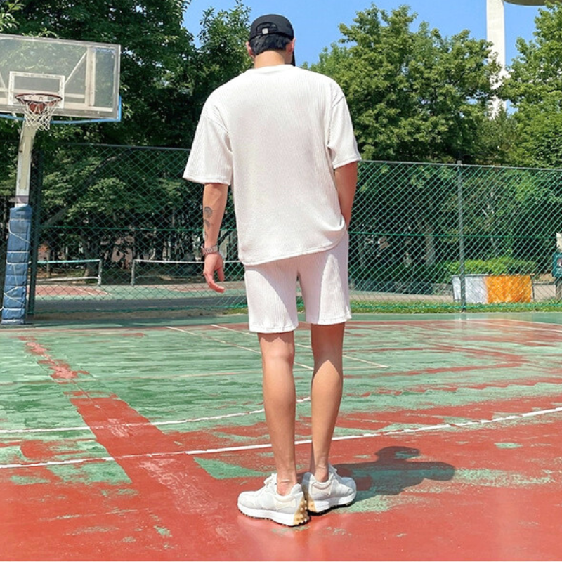 白のショートパンツセットアップを後ろから撮影したカジュアルスタイル