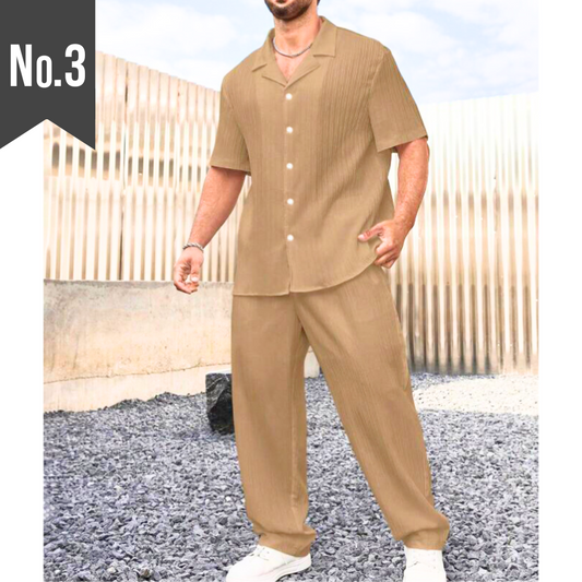 カフェブラウンのプリーツ調セットアップを着こなす男性