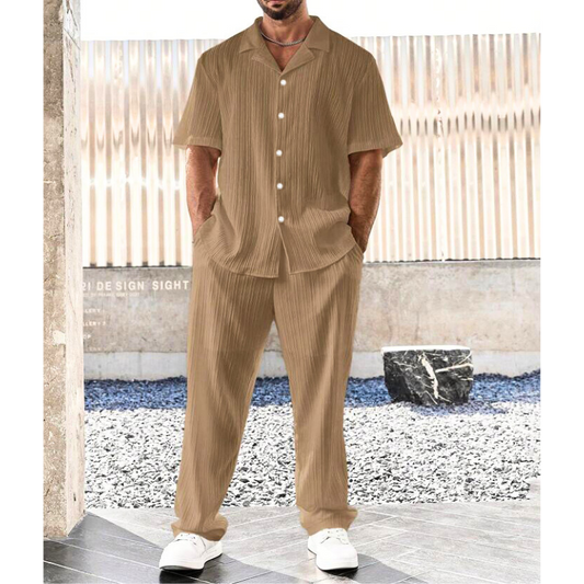 プリーツが際立つブラウンセットアップのサイドスタイル