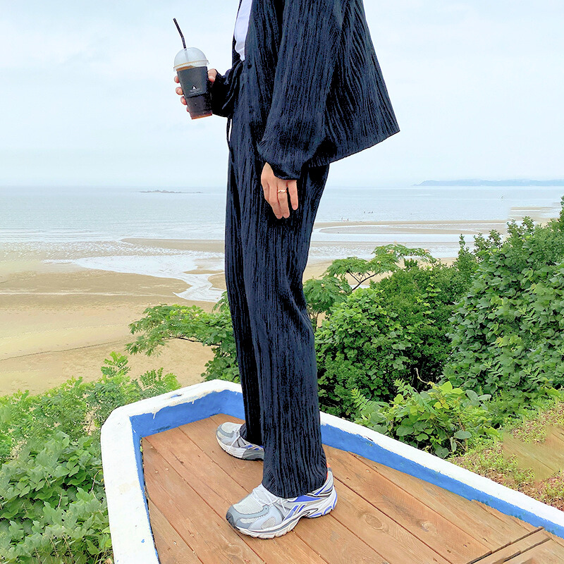 ウエストゴム仕様のパンツのサイドショット