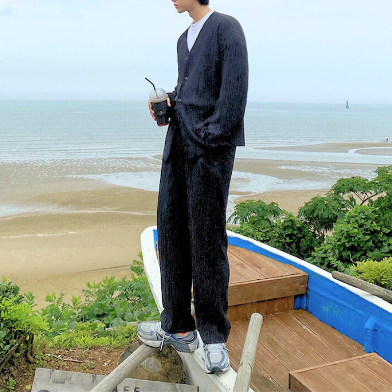 海辺のデッキでリラックスした立ち姿の全身ショット