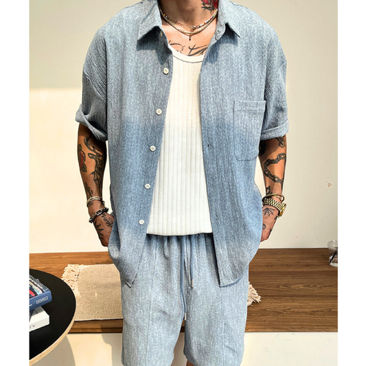 ボタンを外してすっきり着たブルーの夏コーデ