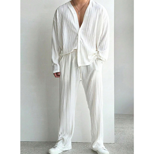 ホワイトのプリーツセットアップを正面から着用した男性モデル