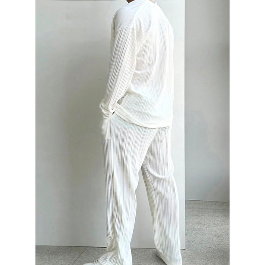 ホワイトのセットアップをサイドから見たシルエット