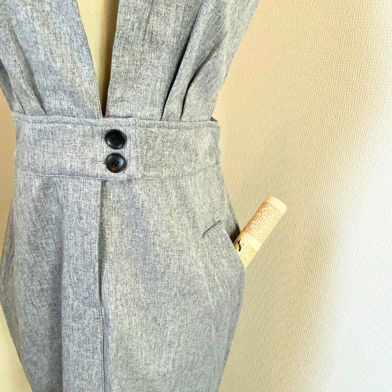 ジャンパースカートのポケットとファスナー部分のアップ写真