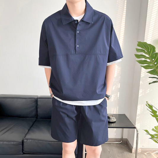 ネイビーのポロセットアップを着た男性(ソファ横、正面)