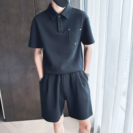 ブラックのポロシャツセットアップを着用した男性の正面立ち姿